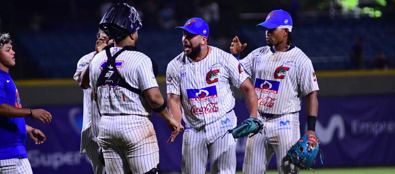 Pedro García, pitcher cerrador de Caimanes, celebra la victoria de su equipo. 