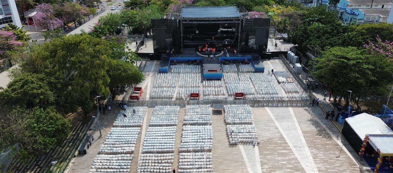 Escenario de la coronación de los reyes del Carnaval de la 44, en la Plaza de La Paz. 