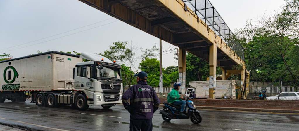 Puente peatonal en la calle 30, en Soledad.