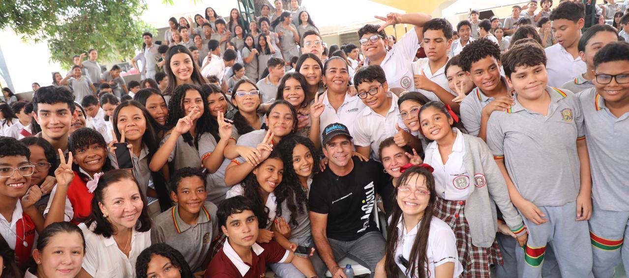 Alcalde Char con los estudiantes en su regreso a clases. 