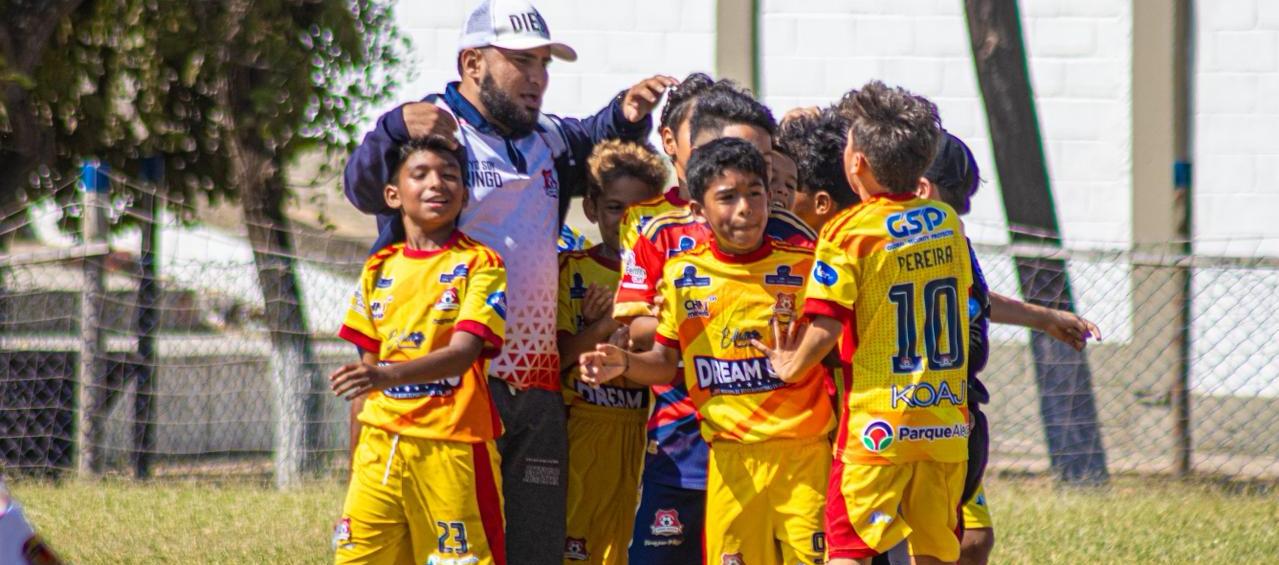 Jugadores de la Escuela Ringo Amaya celebran su paso a las semifinales en la categoría 2016.