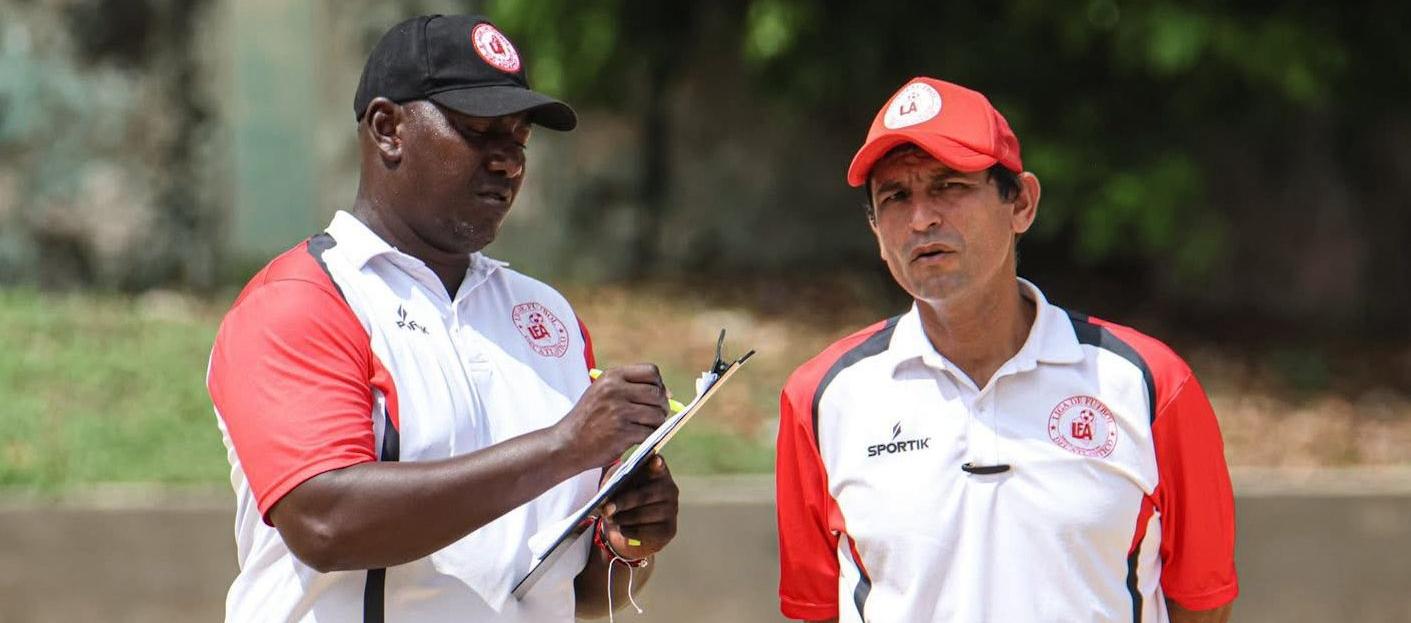 Evert Salas, técnico de la selección Atlántico sub–13, y Adalberto Trespalacios, analista de video.