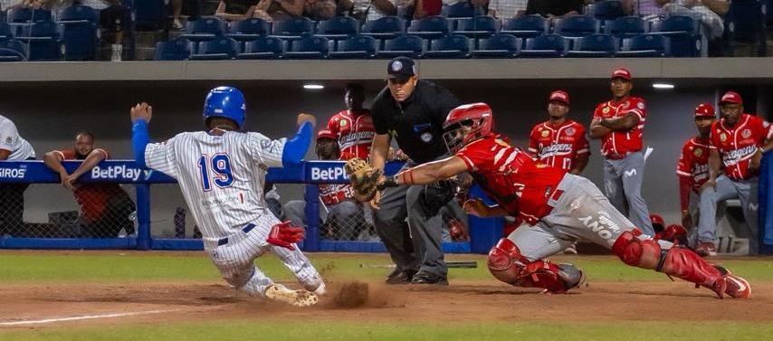 El dominicano Magneuris Sierra anota una carrera para Caimanes, en el sexto inning.