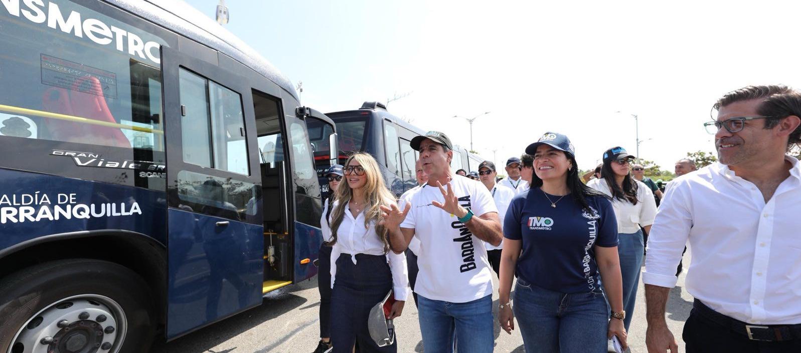 Alcalde Char en el recibimiento de los nuevos buses de Transmetro. 
