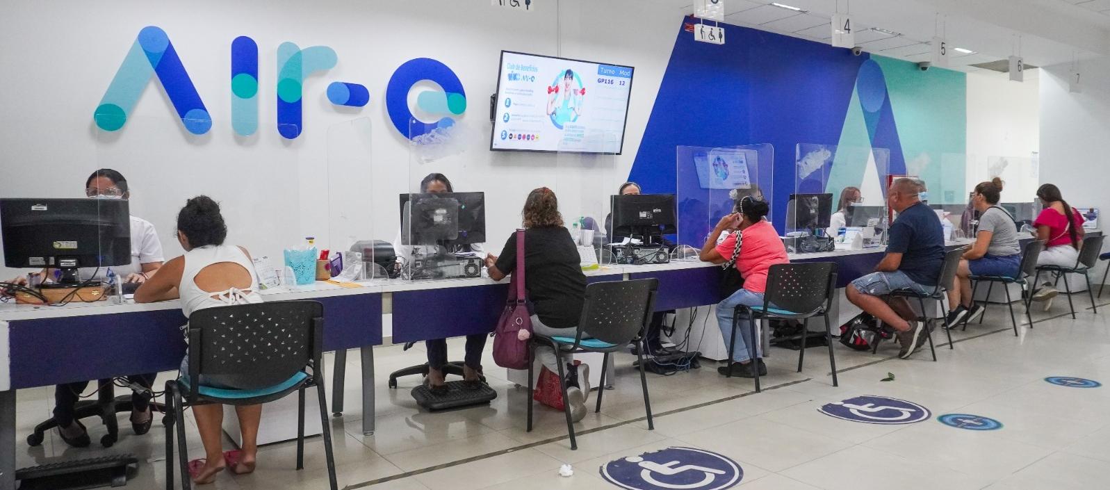 Usuarios en las oficinas de Air-e. 