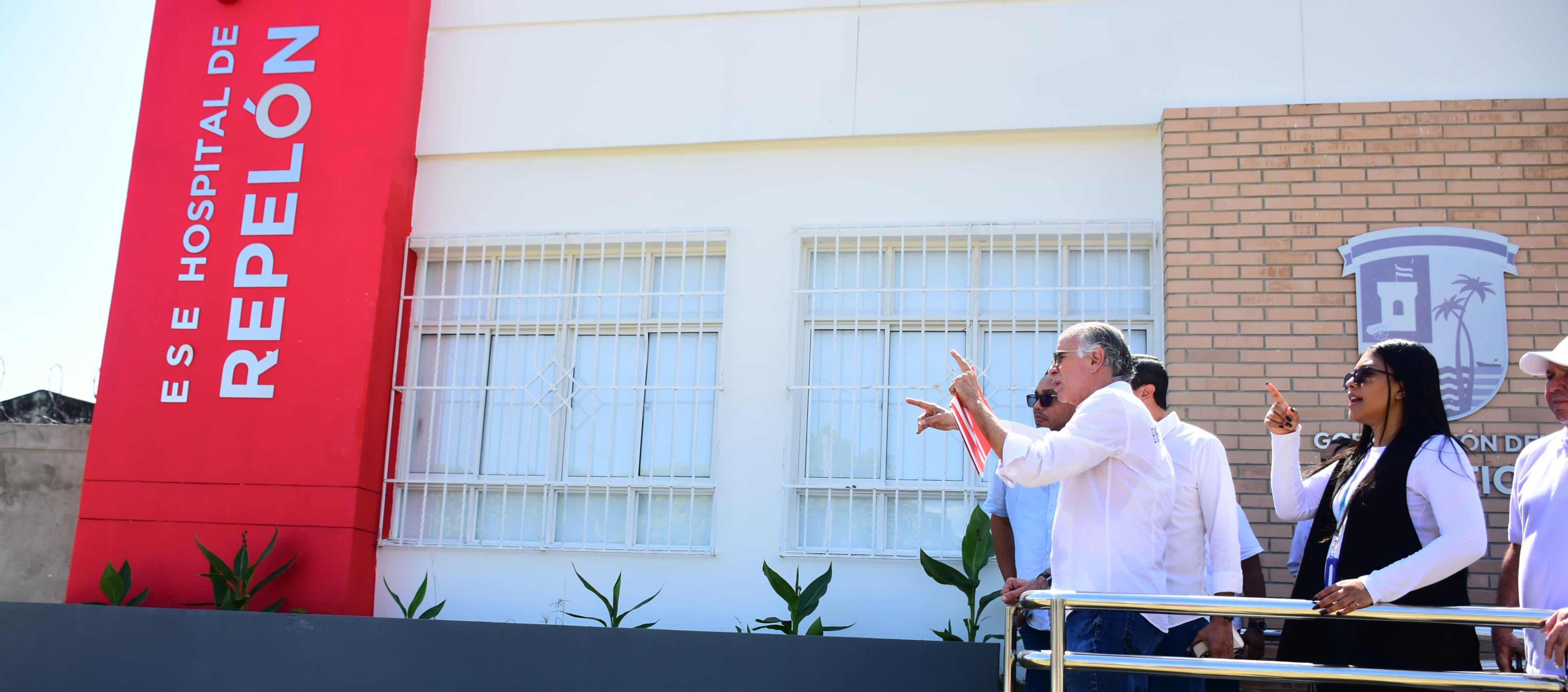 Gobernador Eduardo Verano en la entrega de la ESE de Repelón renovada. 