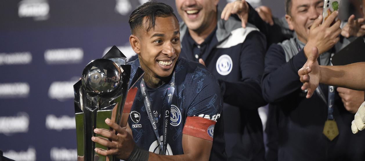 Sebastián Villa festejando la conquista de la Copa Argentina con Independiente Rivadavia.