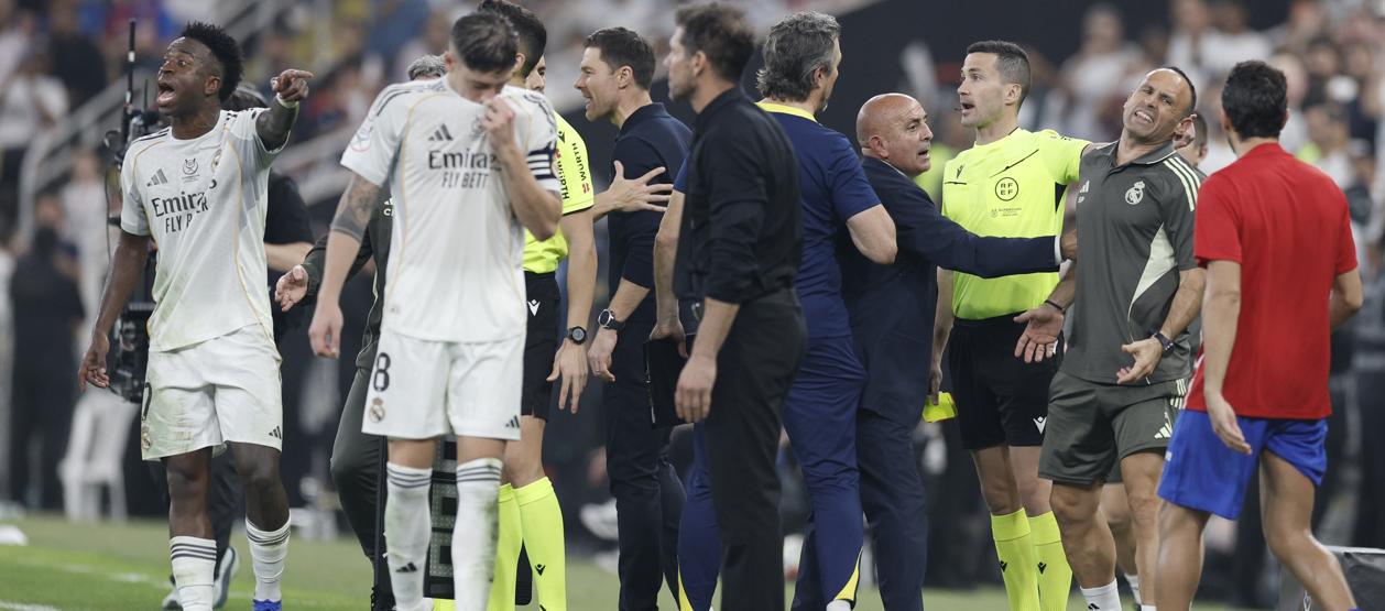 Momento del cruce entre Vinicius y Diego Simeone, técnico del Real Madrid. 