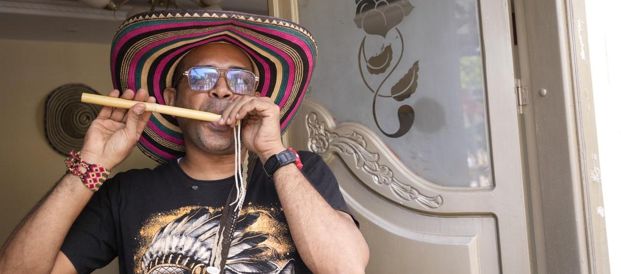 El cañamillero Joaquín Pérez Arzuza, interpretando una flauta de millo.