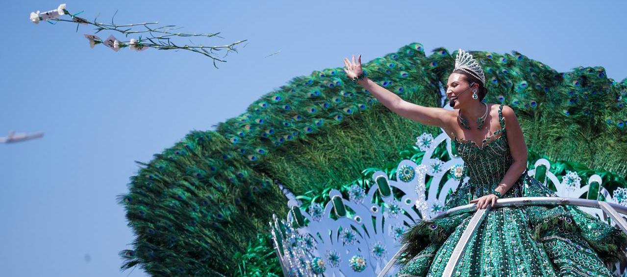 La Reina del Carnaval Michelle Char, a bordo de su carroza durante la Batalla de Flores.