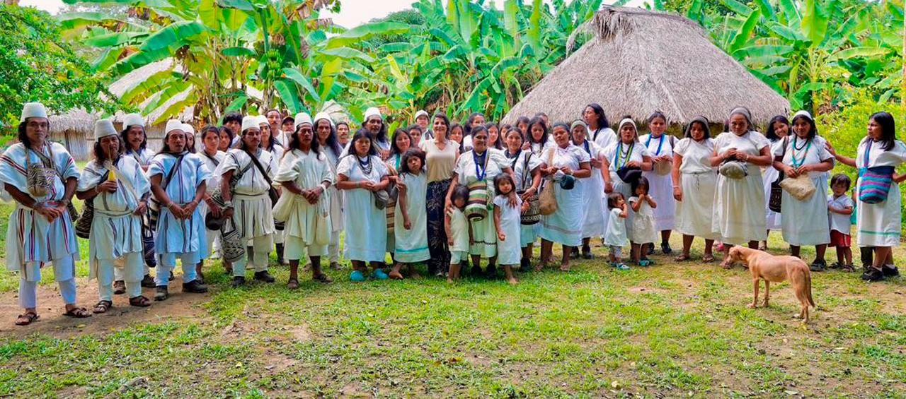 Irene Vélez, Ministra de Ambiente, junto a la comunidad de los pueblos Arhuaco, Taganga y la Confederación Indígena Tayrona.