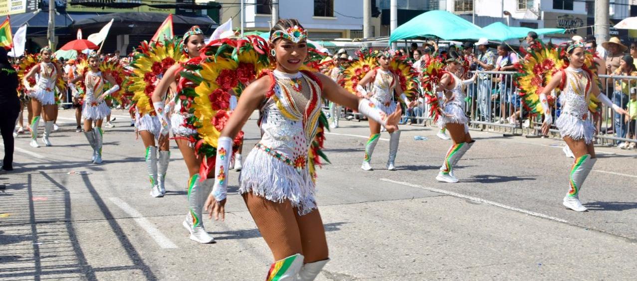 Grupos folclóricos que hacen parte del desfile. 