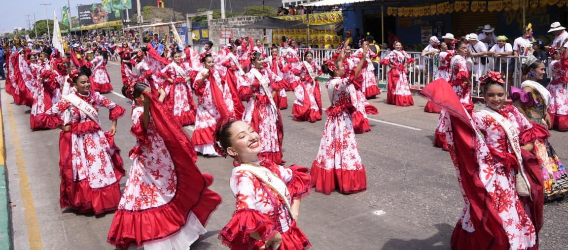 Aspirantes al Reinado Popular desfilaron en la Gran Parada de Tradición.