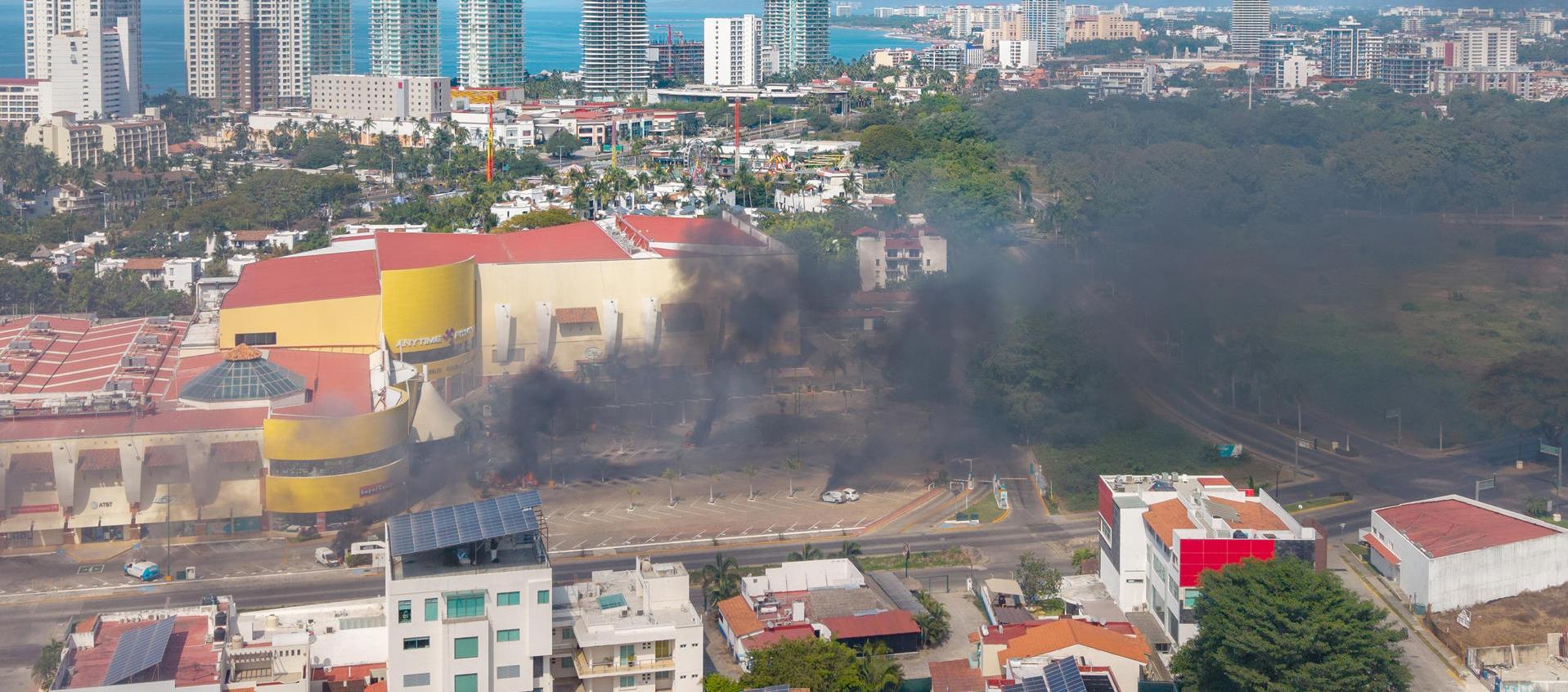 Columnas de humo tras reacciones violentas por el abatimiento de Nemesio Rubén Oseguera Cervantes, alias 'El Mencho'.