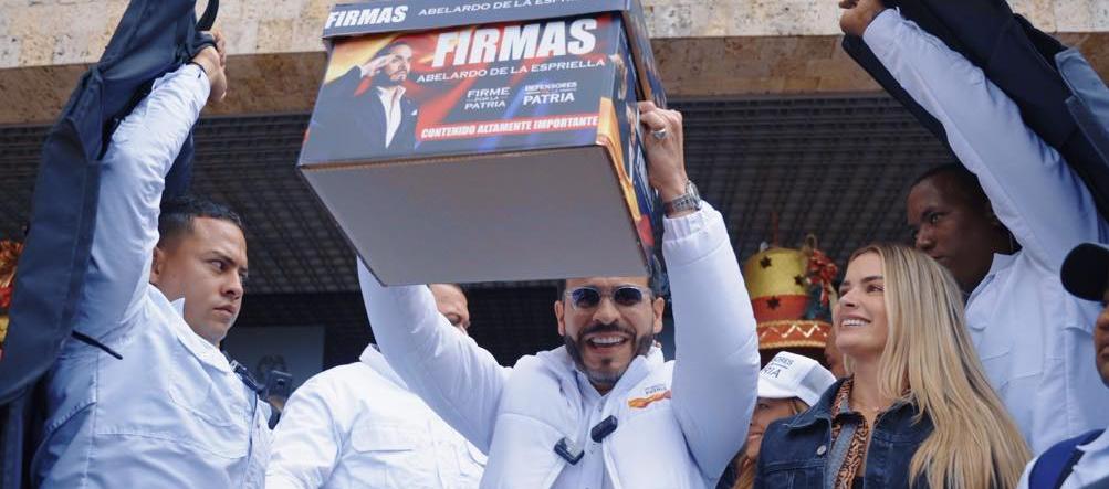 Abelardo De La Espriella en la entrega de firmas.