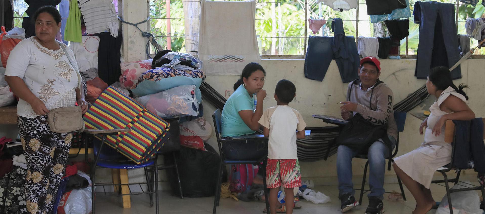 José Julián Castaño y su familia en el albergue. 