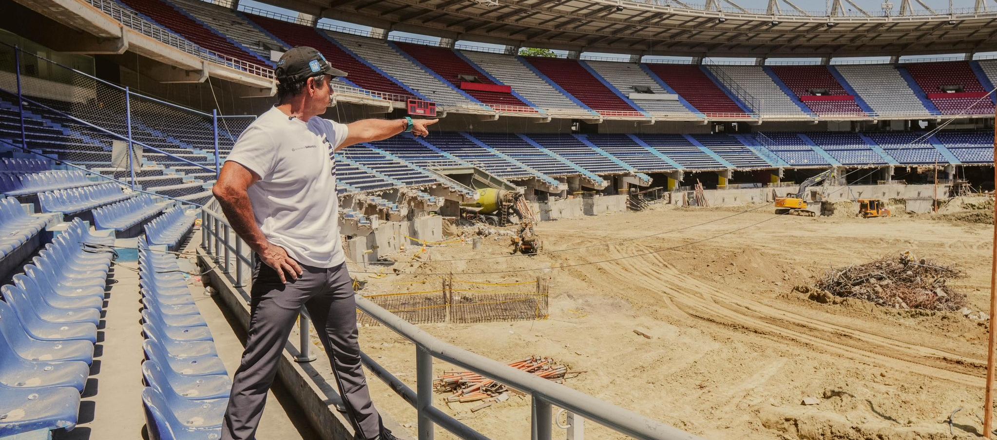 El alcalde Alejandro Char inspeccionando las obras en el Metropolitano. 
