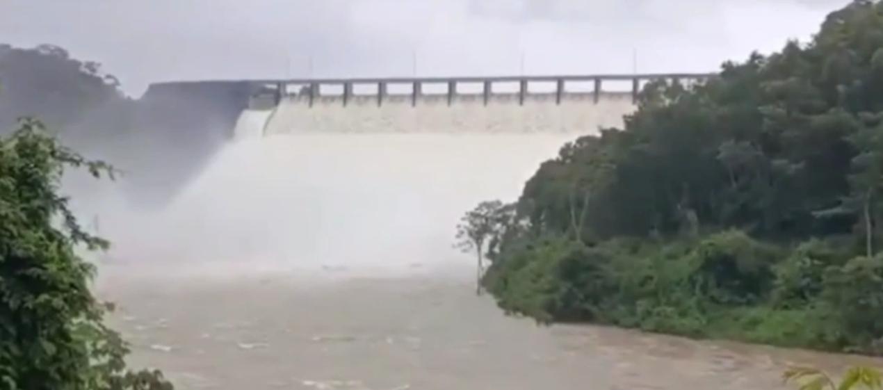 Hidroeléctrica Urrá realizando descarga al río Sinú. 