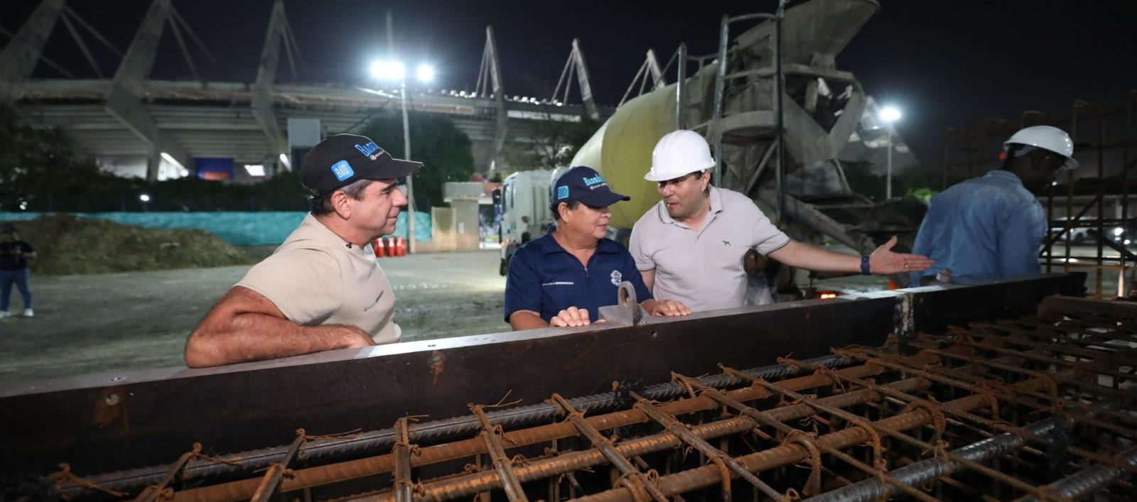 Alcalde Alejandro Char inspeccionando los trabajos en el Metropolitano.