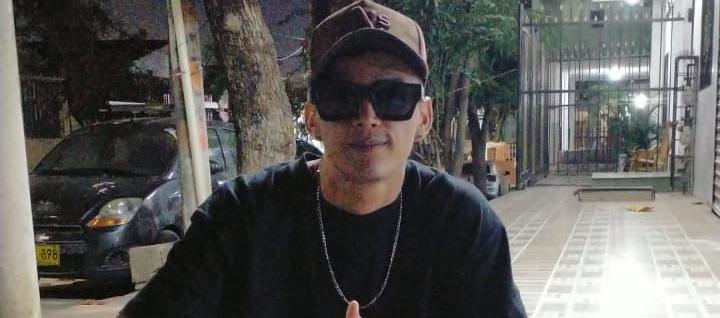 Así estaba vestido el joven cuando desapareció.