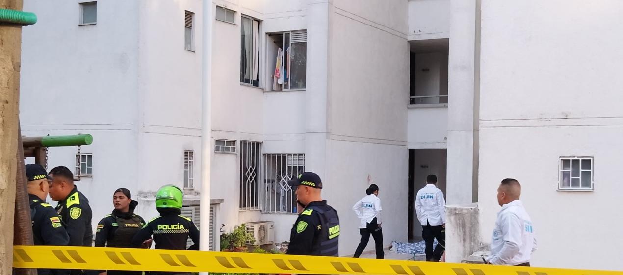 La Sijin acordonó el área donde quedó tendido el cuerpo del hombre. 