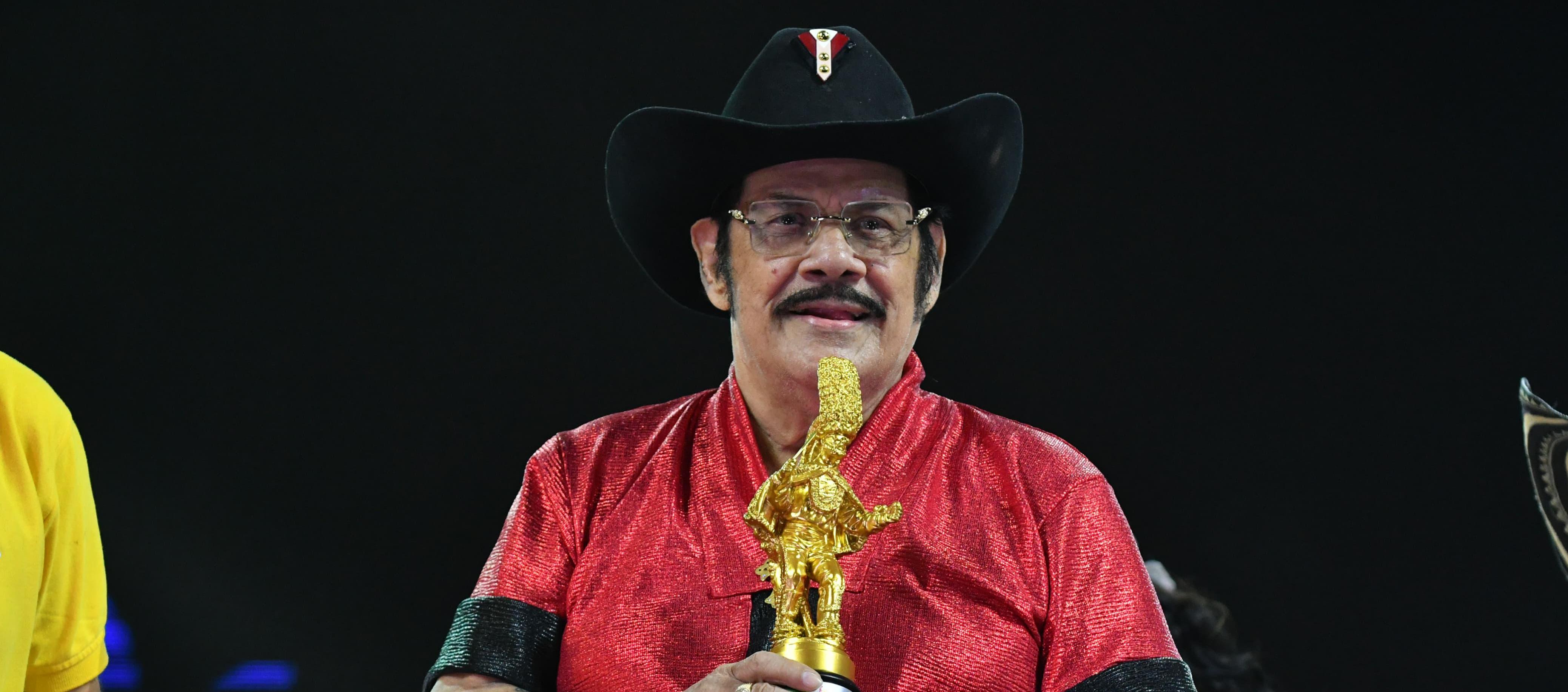 Aníbal Velásquez con su Súper Congo de Oro.