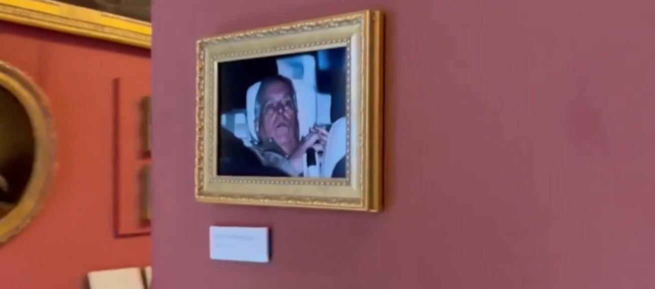 La foto del expríncipe Andrés en el Louvre.