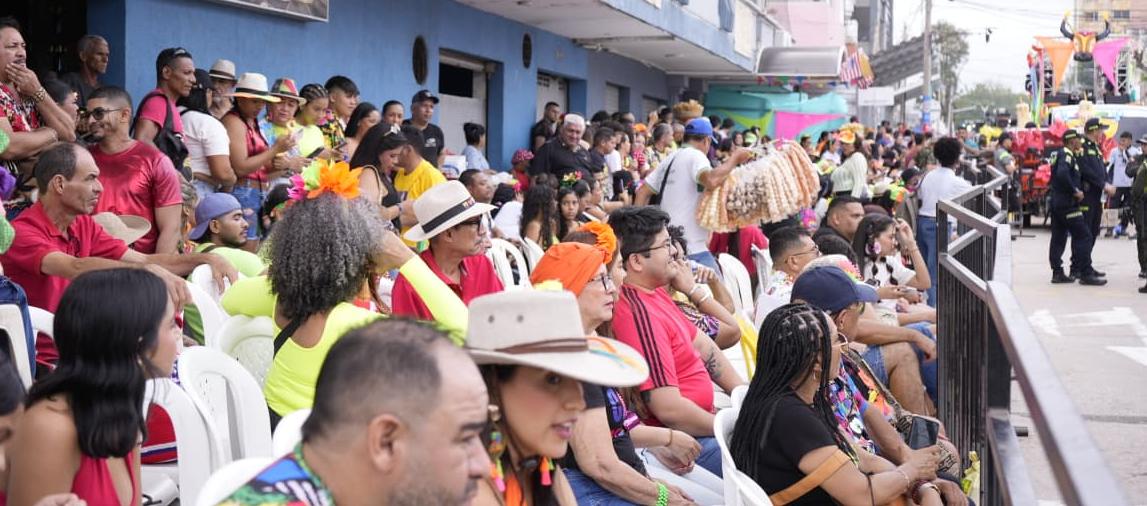 Asistentes para observa La Guachera, en la carrera 44. 