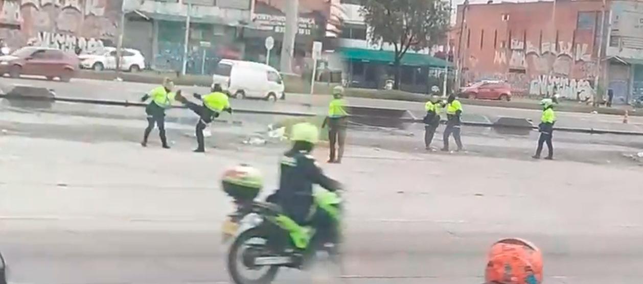 Momento en que uno de los policías era golpeado por su compañero. 