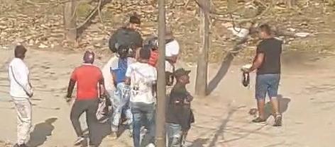 Momento en que la víctima es auxiliada para ser trasladada a un centro asistencial. 