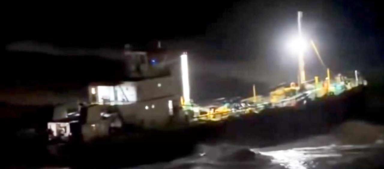 Barco encalló en playa Los Cocos.