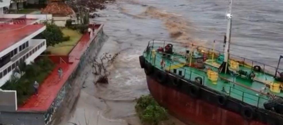 Buque a pocos metros de una casa.