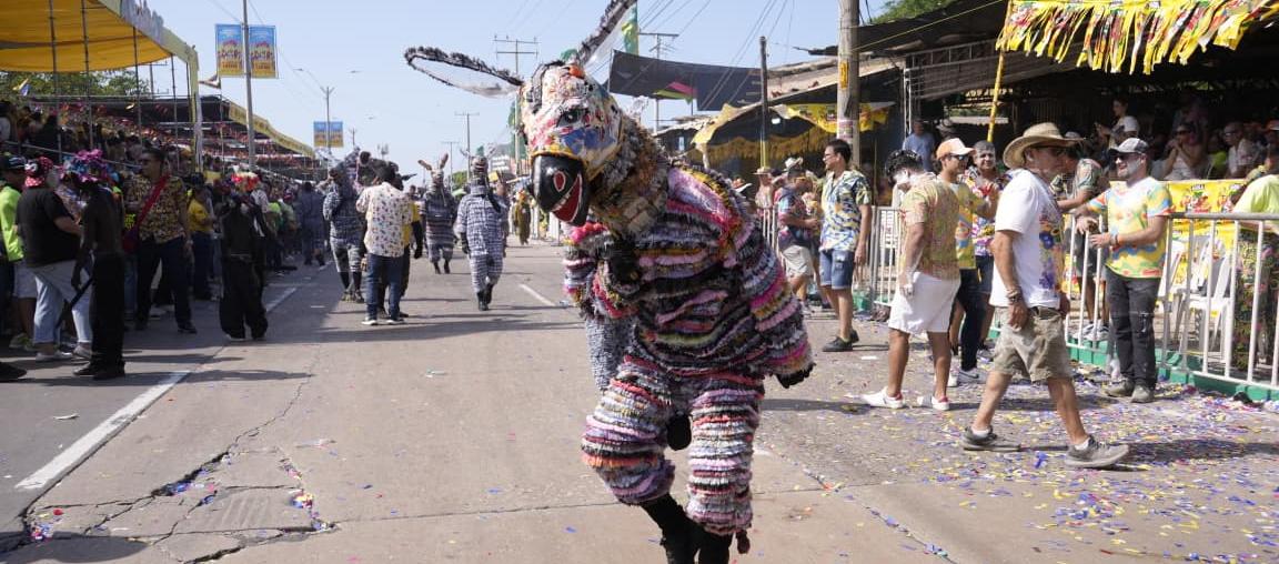 Desde Pital de Megua, el 'Burro Corcoveón' desfilando en la Batalla de Flores