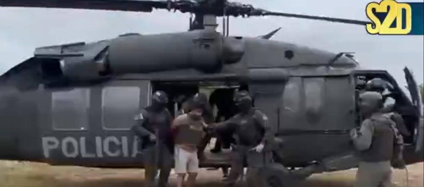 Es requerido por los delitos de secuestro extorsivo, tráfico de armas de fuego y concierto para delinquir.