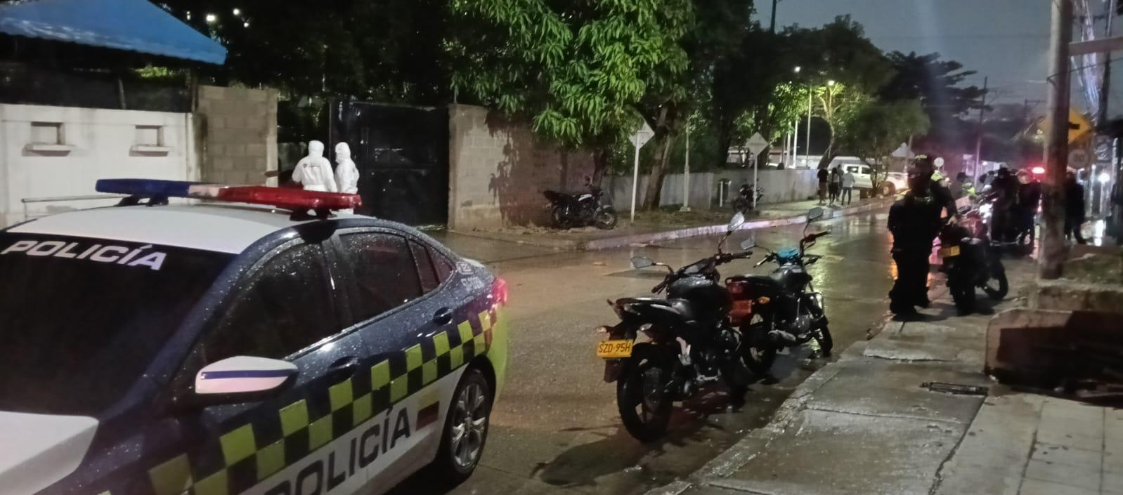 CTI y la Policía en el lugar del atentado en la parte externa de la Distrital El Bosque. 