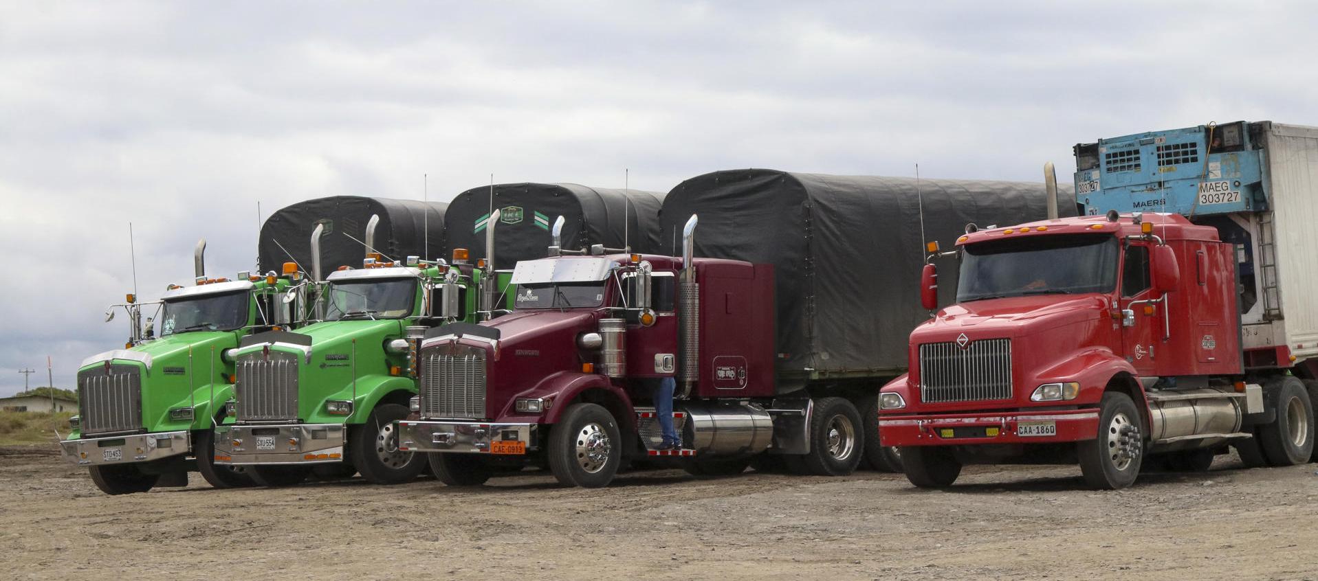 Camiones de carga en la zona fronteriza de Colombia con Ecuador en Rumichaca (Ecuador)