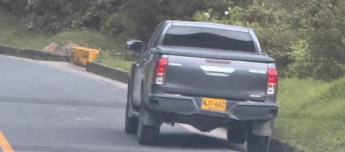 Camioneta abandonada en la vía donde se transportaba la senadora con dos de sus escoltas. 