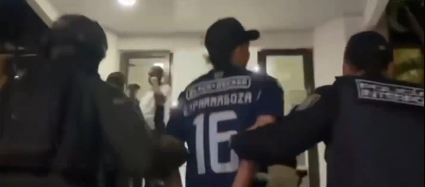 Capturado con notificación roja de Interpol. 