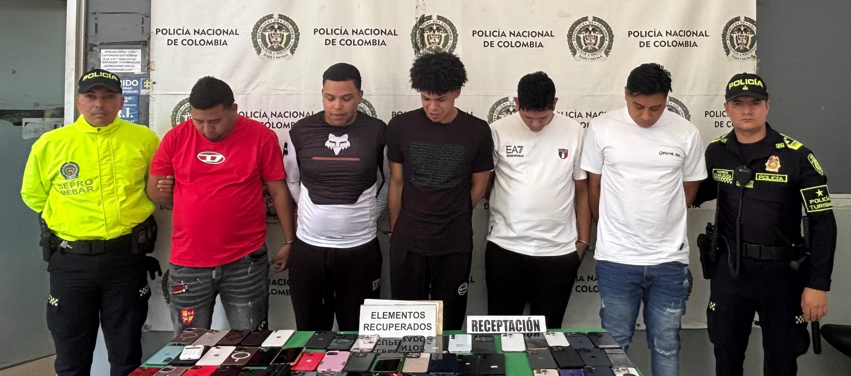 Los cinco capturados.