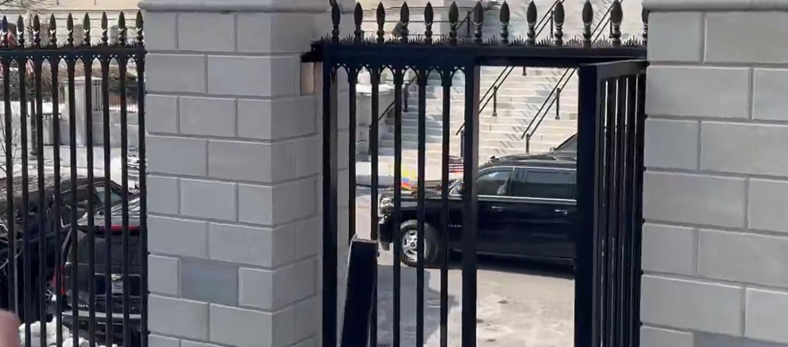 Caravana del Presidente Petro llegando a la Casa Blanca.