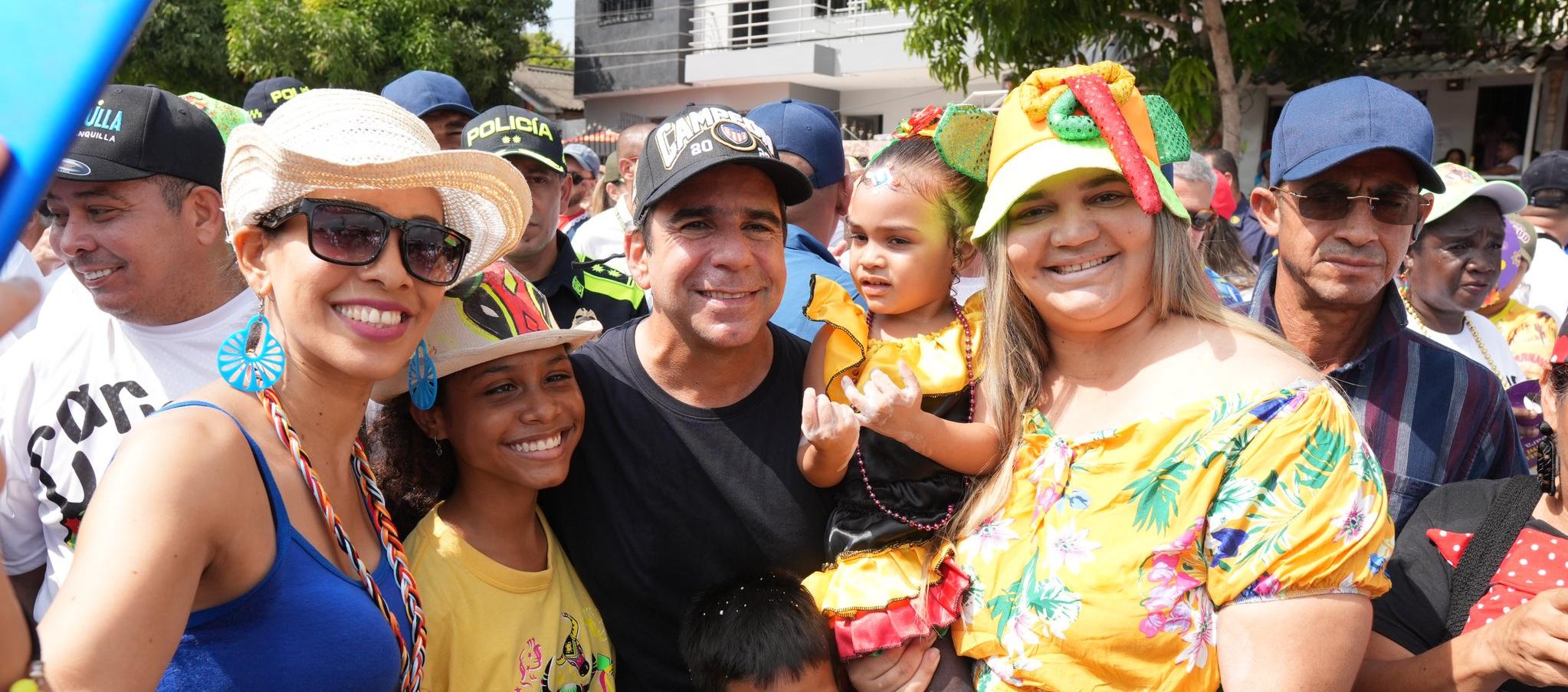 El alcalde Alejandro Char con asistentes del Carnaval.
