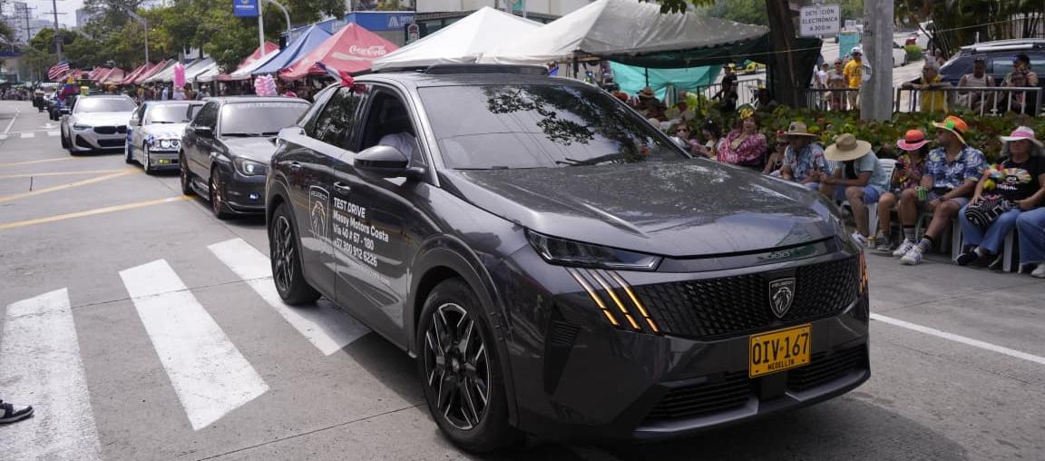 Caravana de carros de alta gama.