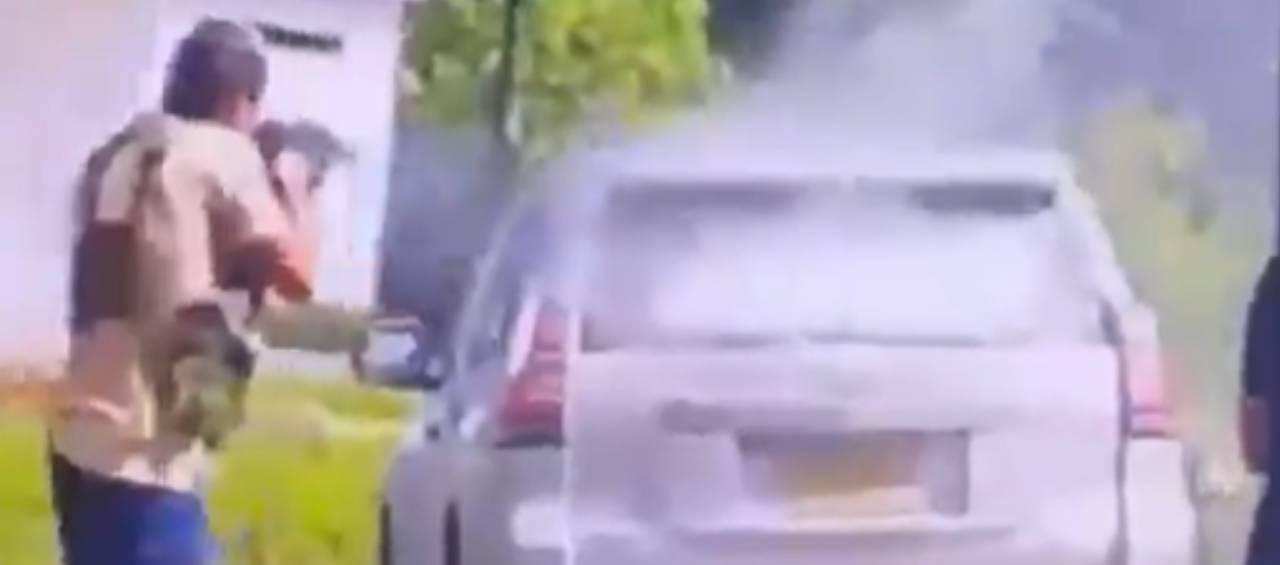 Momento en que disparan a la camioneta.