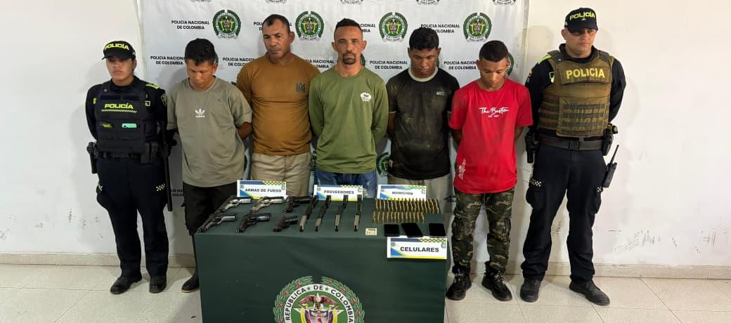 Los capturados y las armas incautadas.