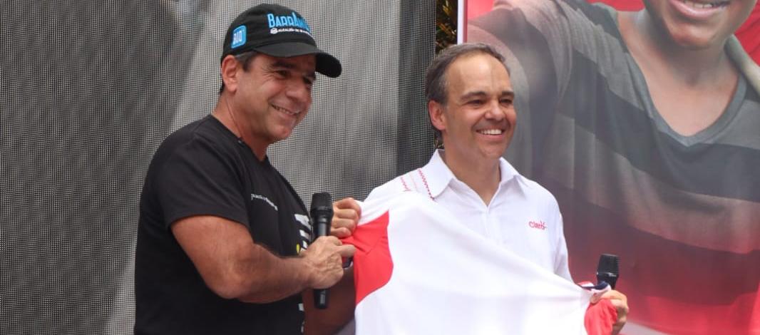 El alcalde Alejandro Char con el representante de la empresa Claro, también patrocinador del Junior. 