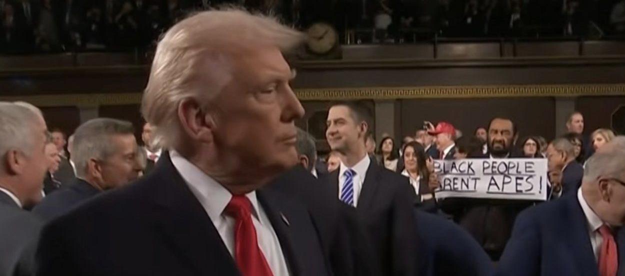 El Presidente Donald Trump y el congresista Al Green con el cartel.