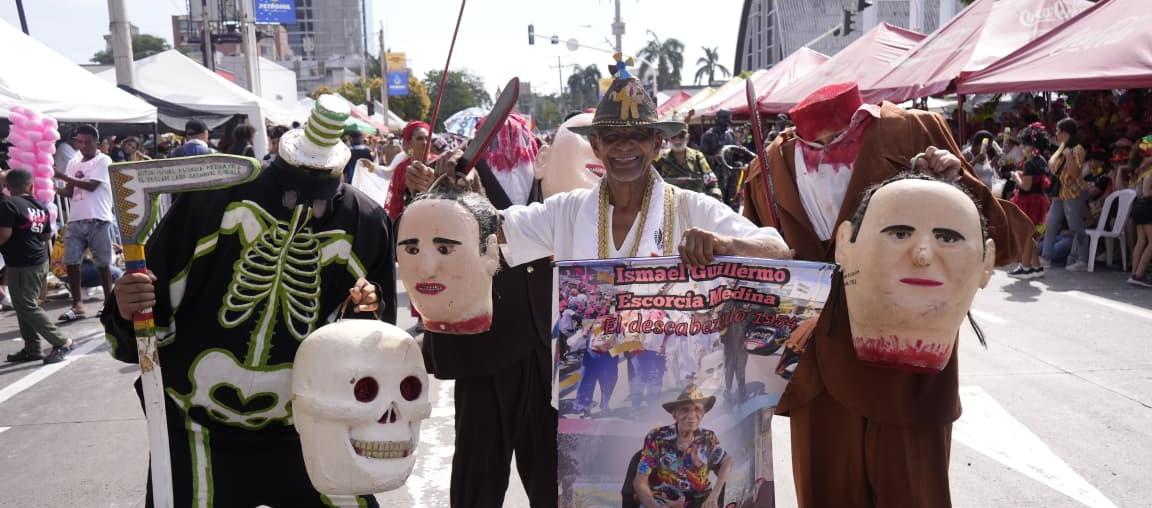 Wilfrido Escorcia, hijo Ismael Escorcia, creador del Descabezado, y los integrantes del disfraz colectivo.