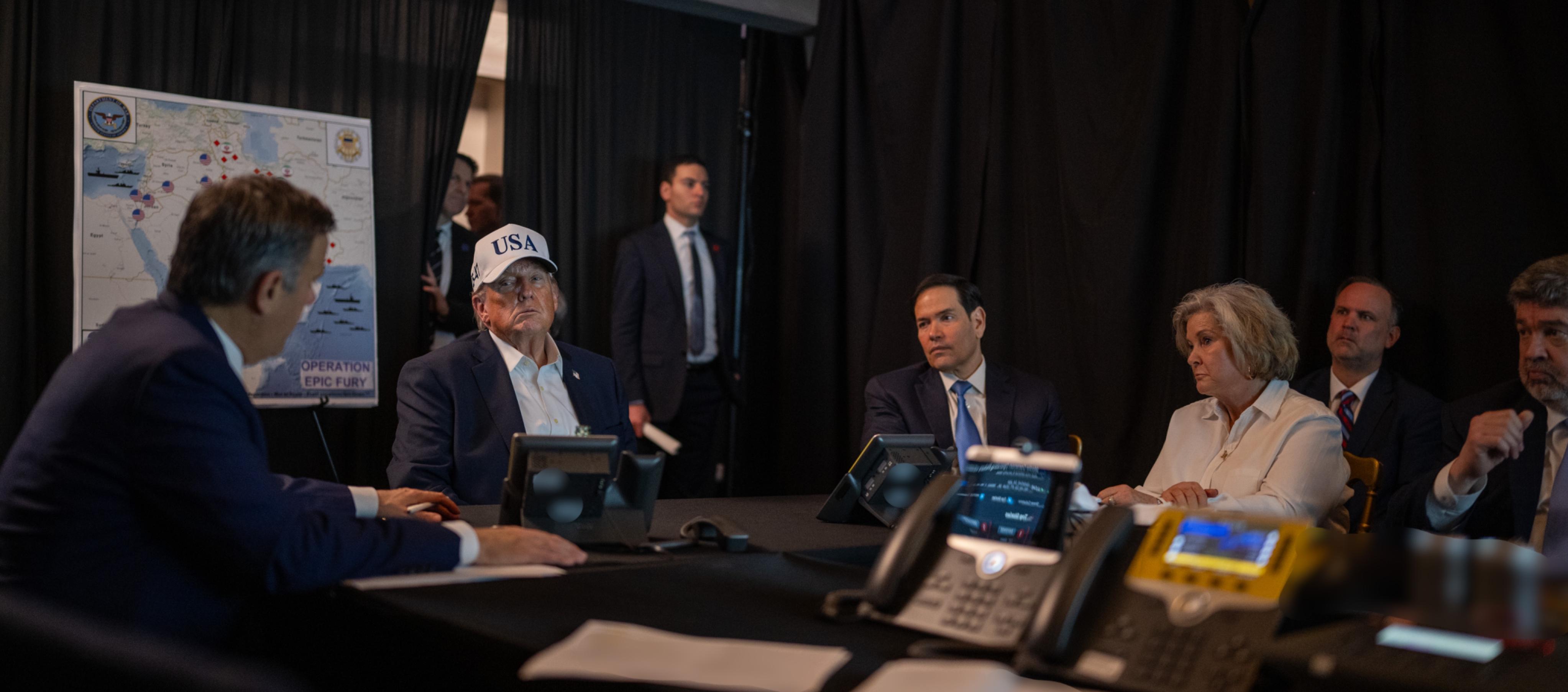 Donald Trump supervisando la operación contra Irán. 