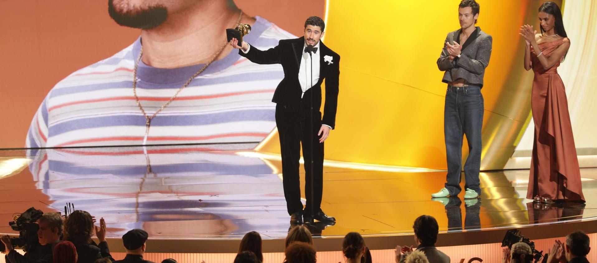 El rapero puertorriqueño Bad Bunny recibiendo el premio al Álbum del Año 