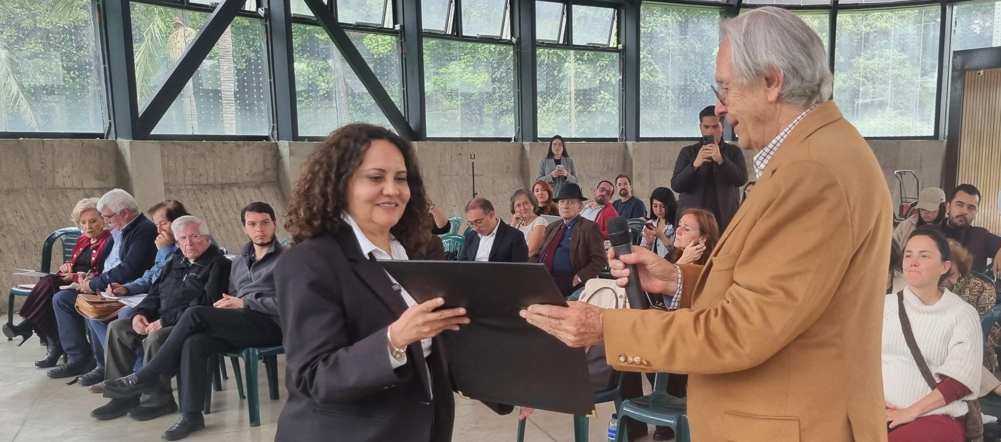Carlos Roberto Pombo Urdaneta, presidente de la Sociedad de Mejoras y Ornato de Bogotá y María Claudia García Dávila, directora del Jardín Botánico de Bogotá.